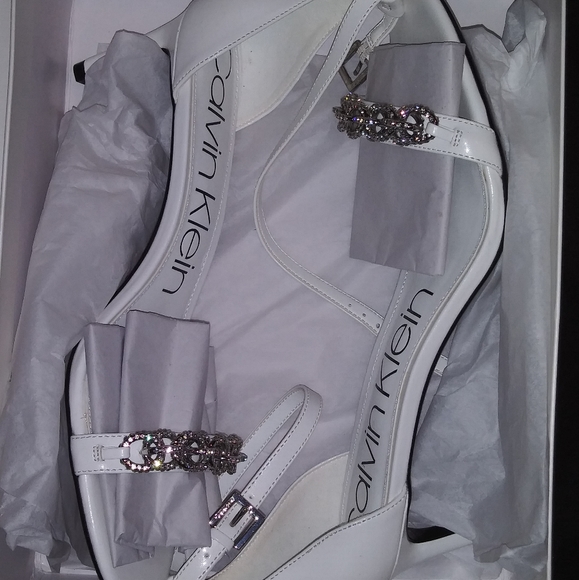 Calvin Klein" Reem 2" Ankle Strap Sandal In White Leather - Picture 9 of 16